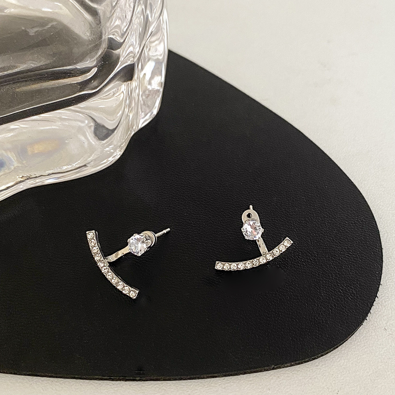 一款兩戴克拉鑽石耳環