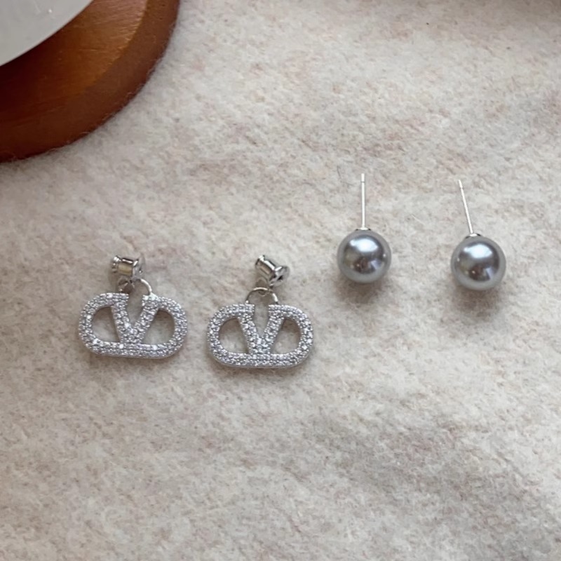 閃耀奪目 | 滿鑽字母V字珍珠耳環