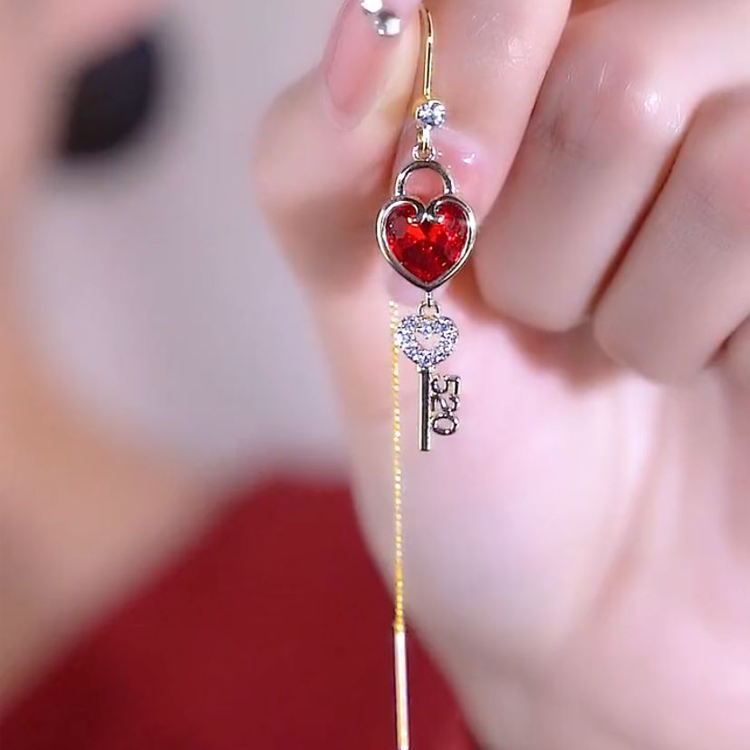 520鑲鑽愛心鑰匙流蘇耳線