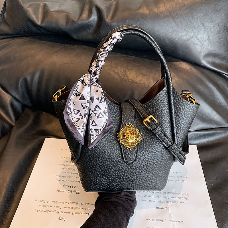 【沫緹甄選】休閒百搭包包新款通勤手提水桶包時尚簡約質感單肩包