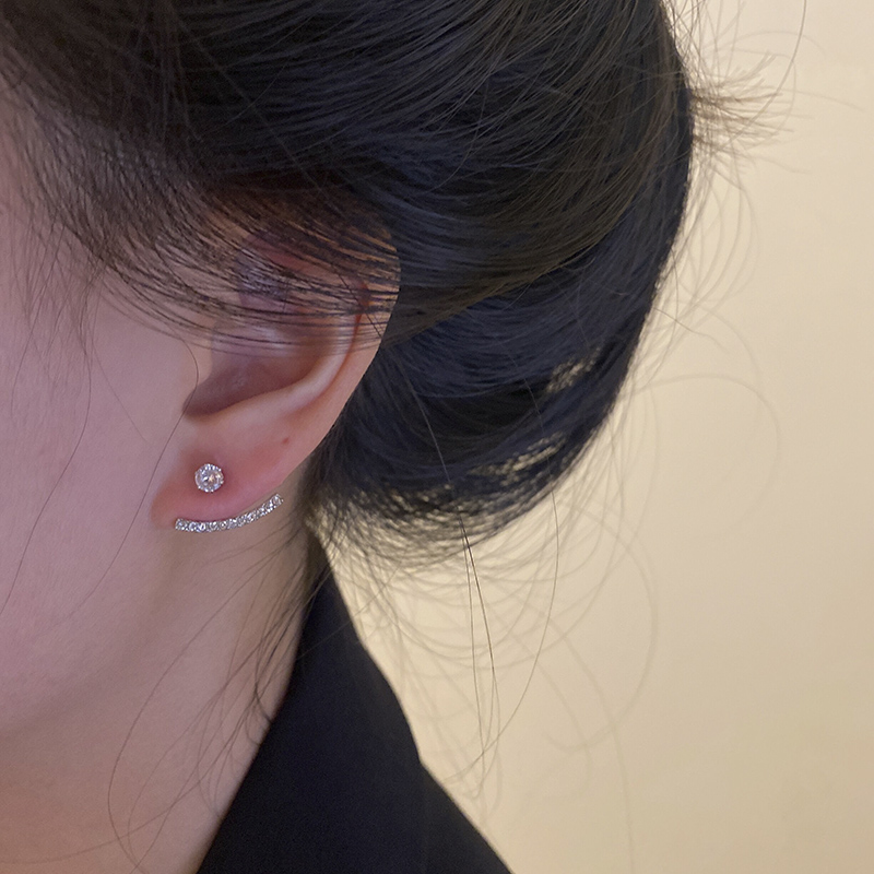 一款兩戴克拉鑽石耳環