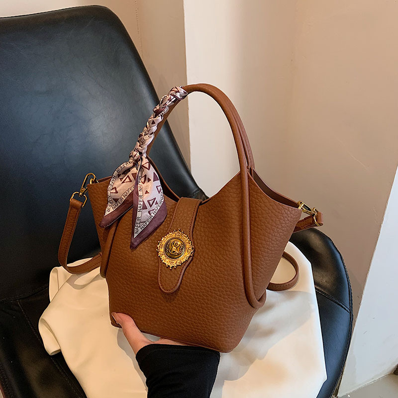 【沫緹甄選】休閒百搭包包新款通勤手提水桶包時尚簡約質感單肩包