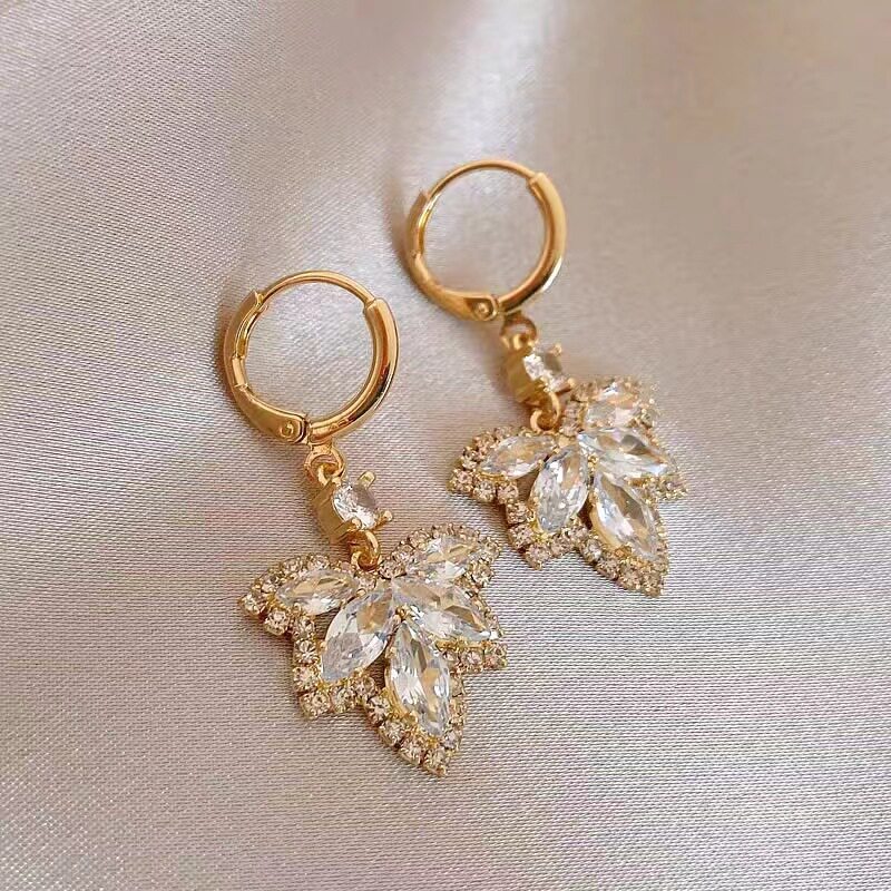 精緻百搭鋯石楓葉耳環