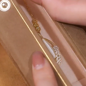 金色貓眼石樹葉項錬