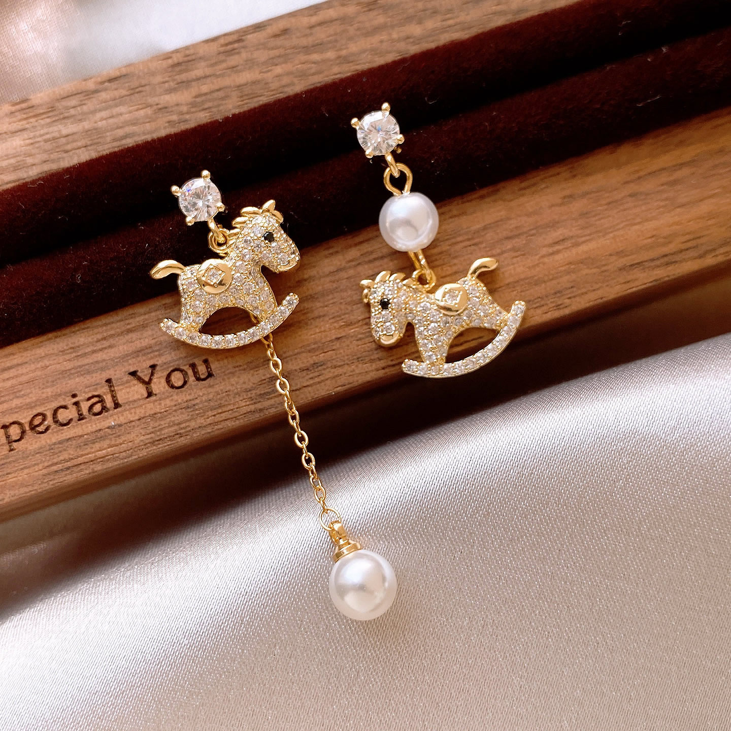 馬年金色滿鑽小馬珍珠耳環