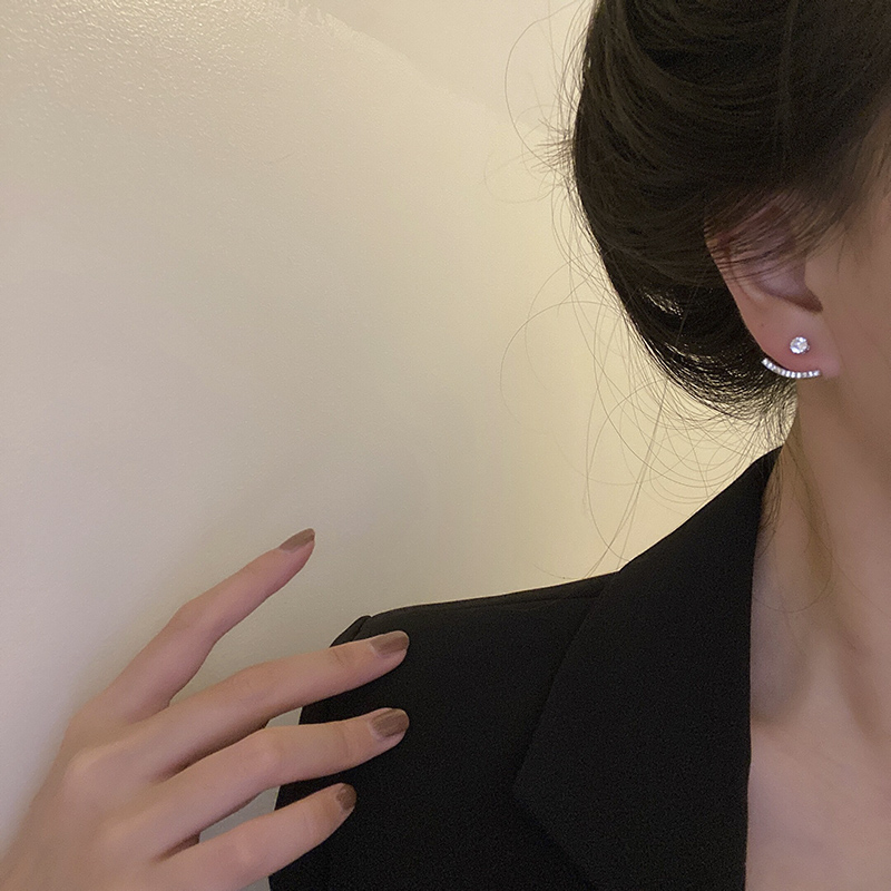 一款兩戴克拉鑽石耳環