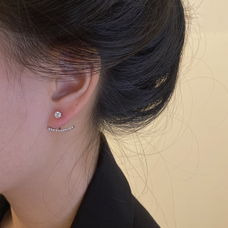 一款兩戴克拉鑽石耳環