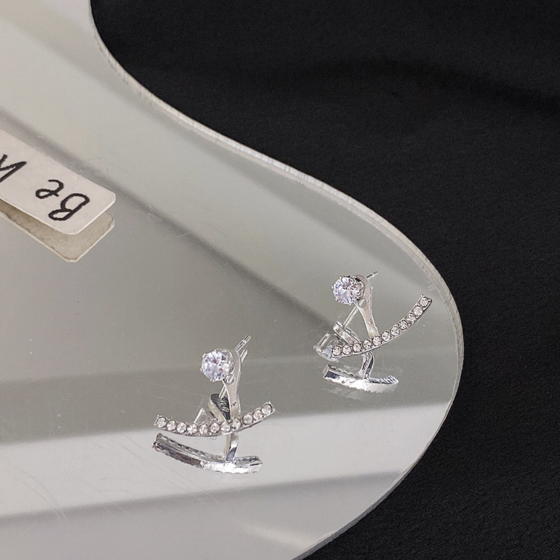 一款兩戴克拉鑽石耳環