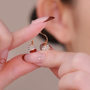 愛心VV紅色鋯石輕奢耳環