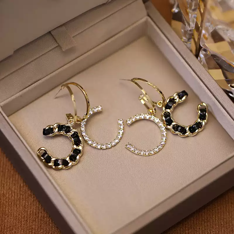 925銀針字母鑲鑽個性耳環-FANYIACC