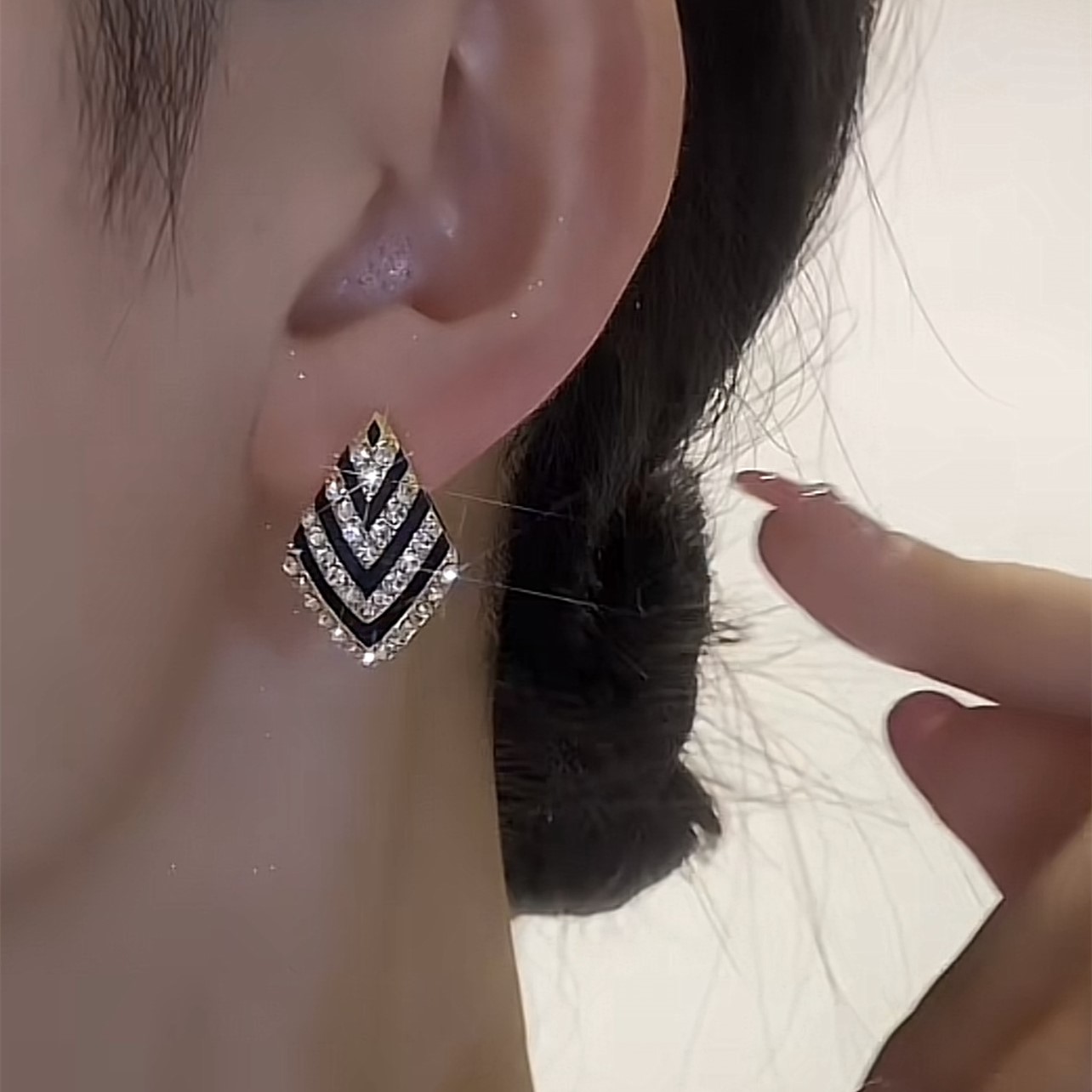 黑白條紋鑲鑽耳環