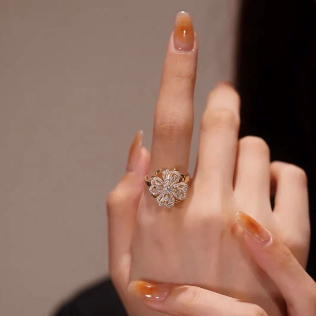 時尚旋轉四葉草戒指 【可調節尺寸】