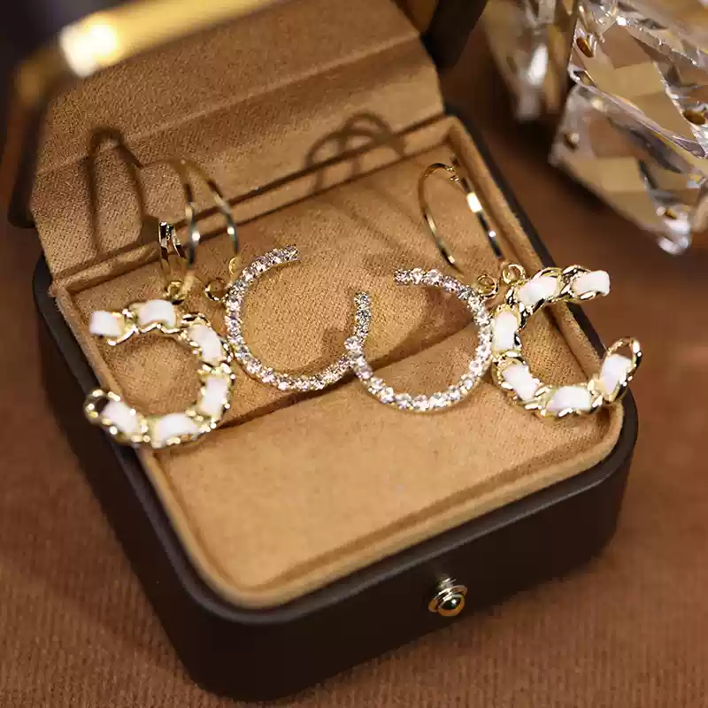 925銀針字母鑲鑽個性耳環-FANYIACC