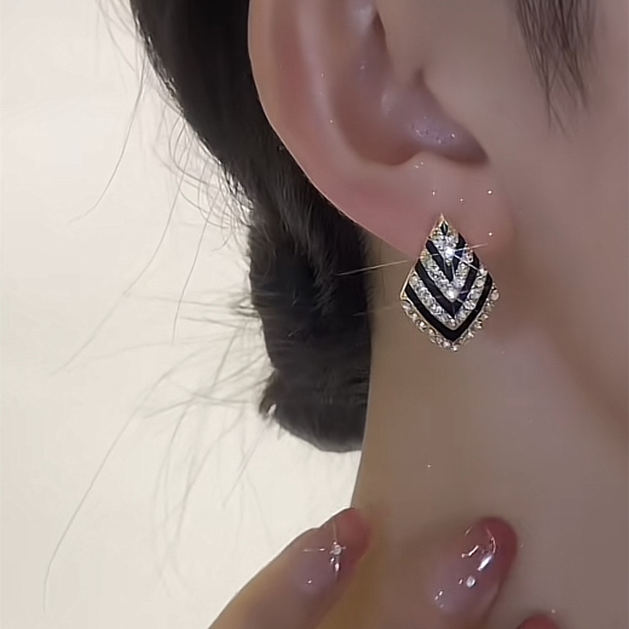 黑白條紋鑲鑽耳環