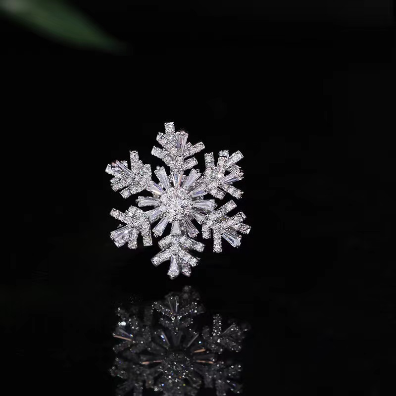 大氣旋轉雪花胸針