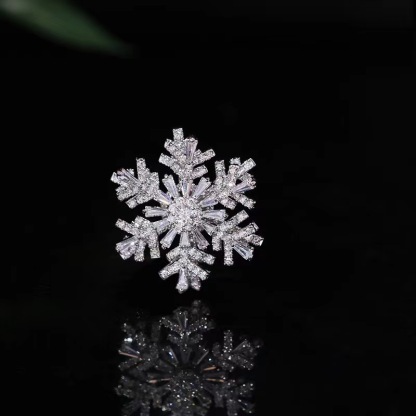 大氣旋轉雪花胸針