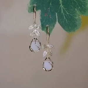 五朵花瓣貓眼石耳環 