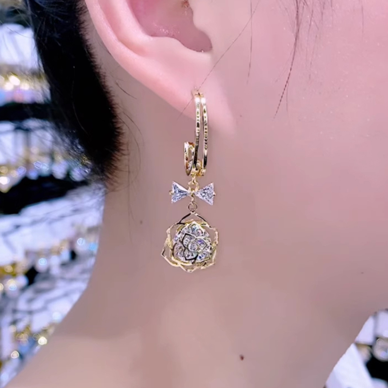 鏤空花朵白色耳扣耳環 