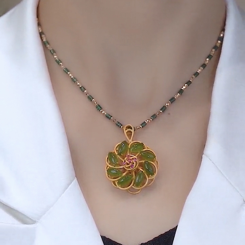 翡翠綠旋轉幸運花項錬
