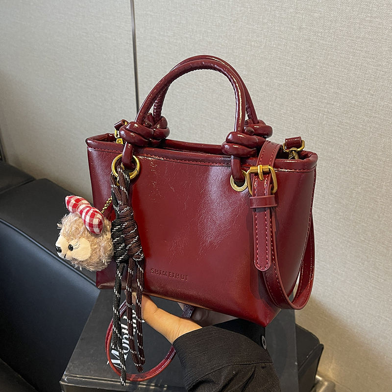 新款时尚百搭斜肩包水桶包