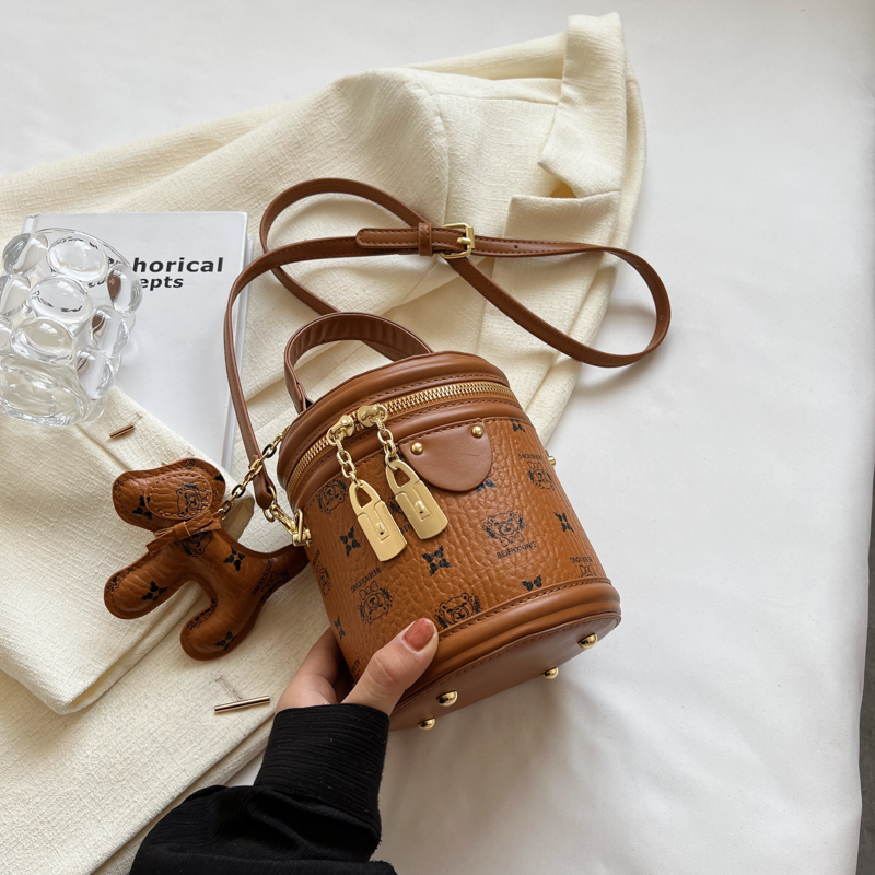 高級感流行斜跨水桶包