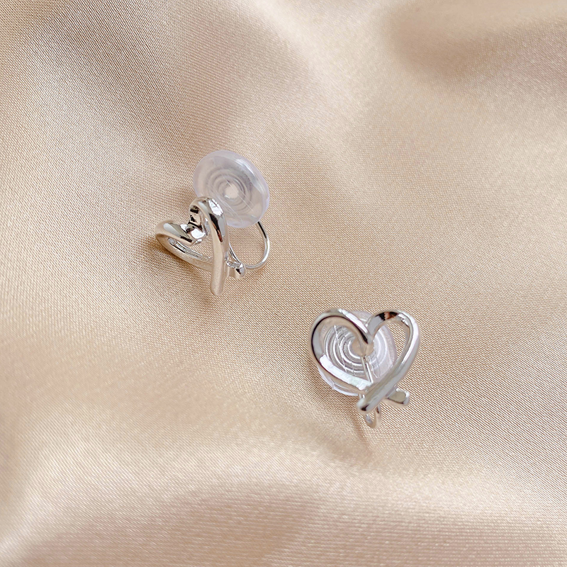 鏤空氣質簡約愛心耳環