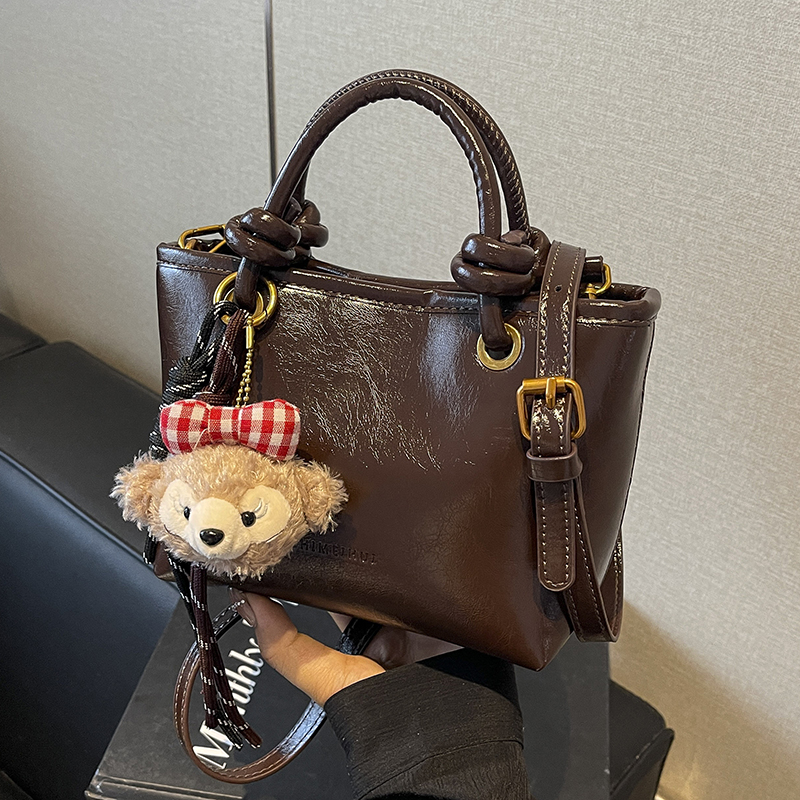 新款时尚百搭斜肩包水桶包