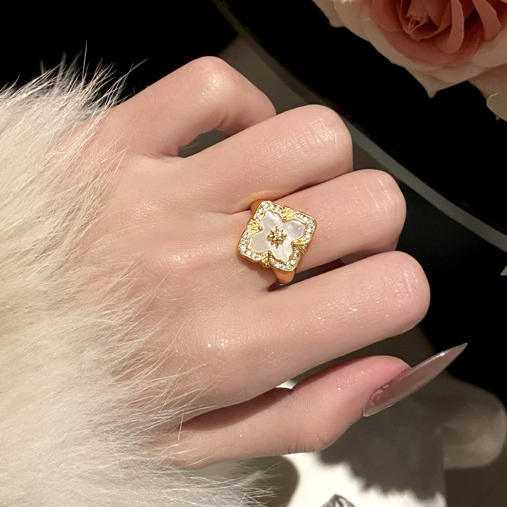 拉絲貝母四葉草雙面鎖骨錬