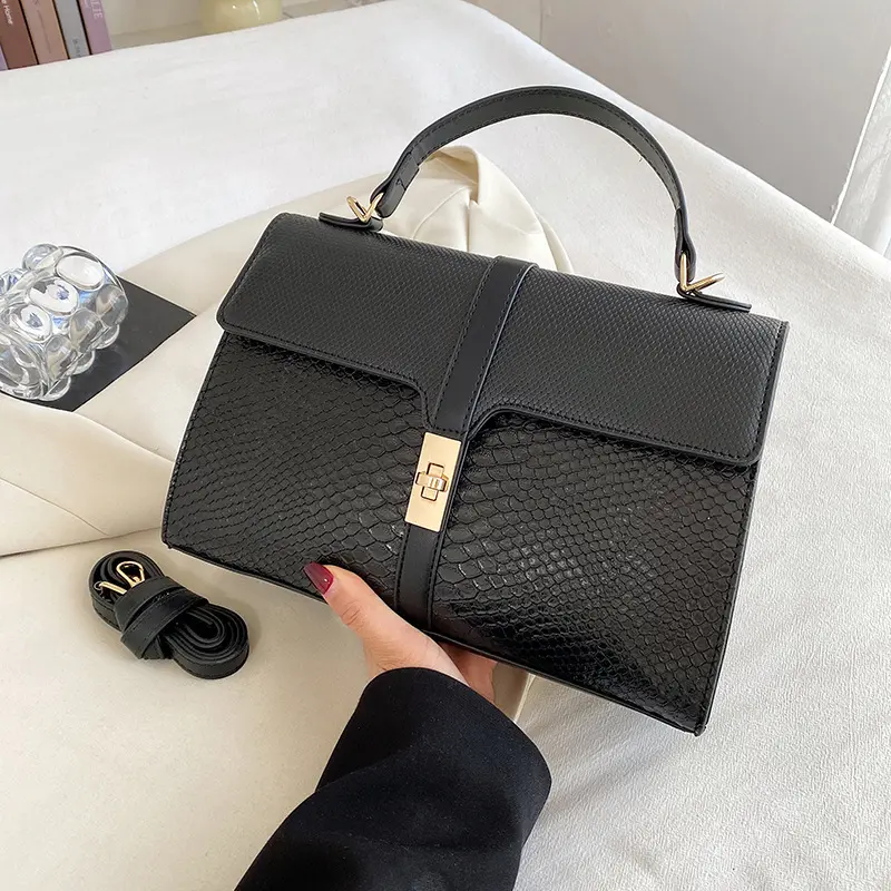 轻奢高級高貴純黑色女生金屬斜挎手提包
