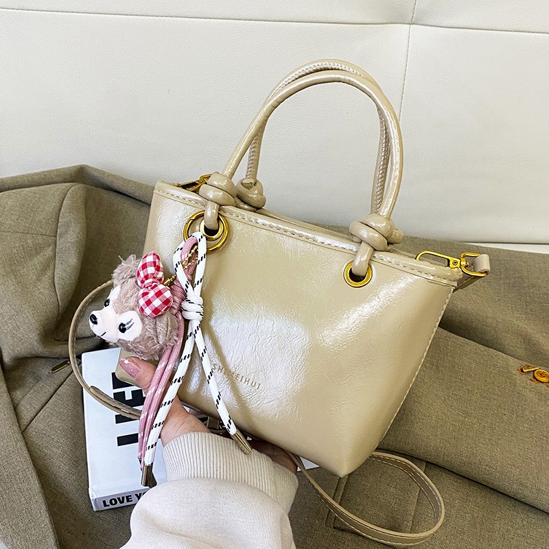 新款时尚百搭斜肩包水桶包