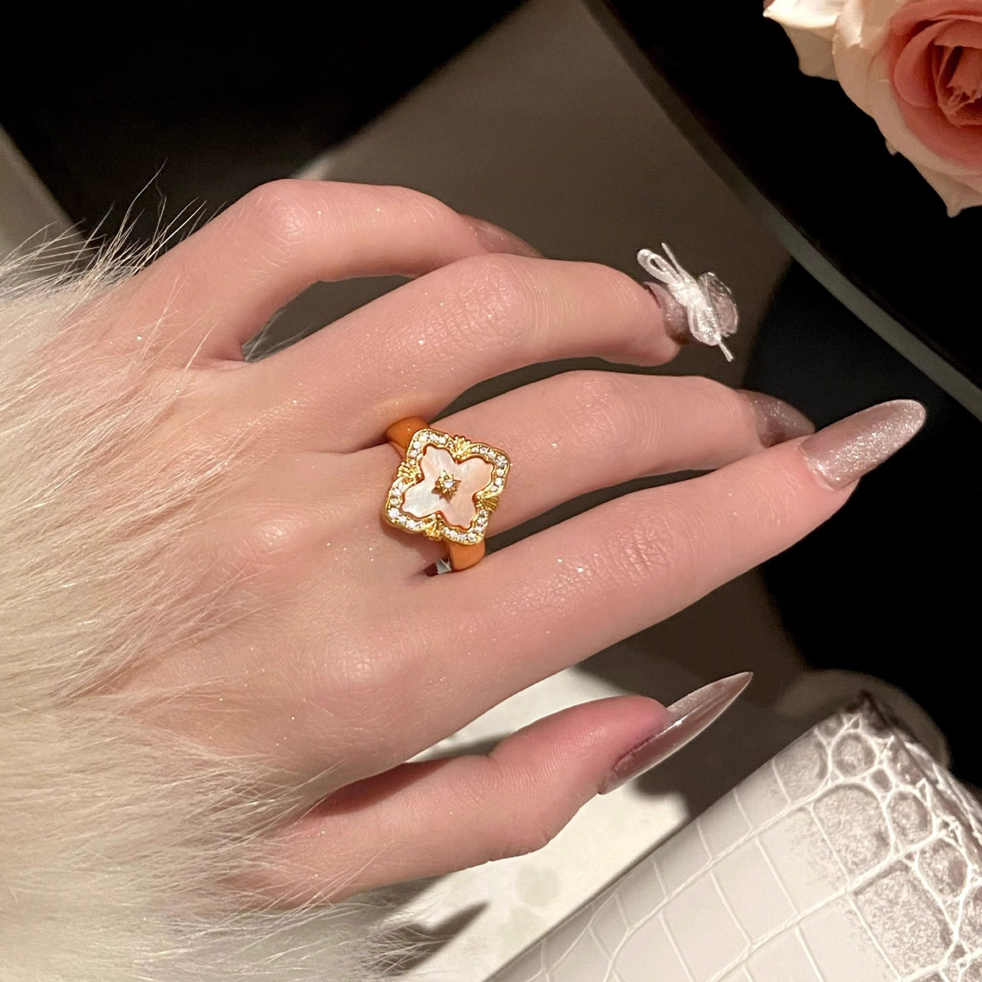 拉絲貝母四葉草雙面鎖骨錬