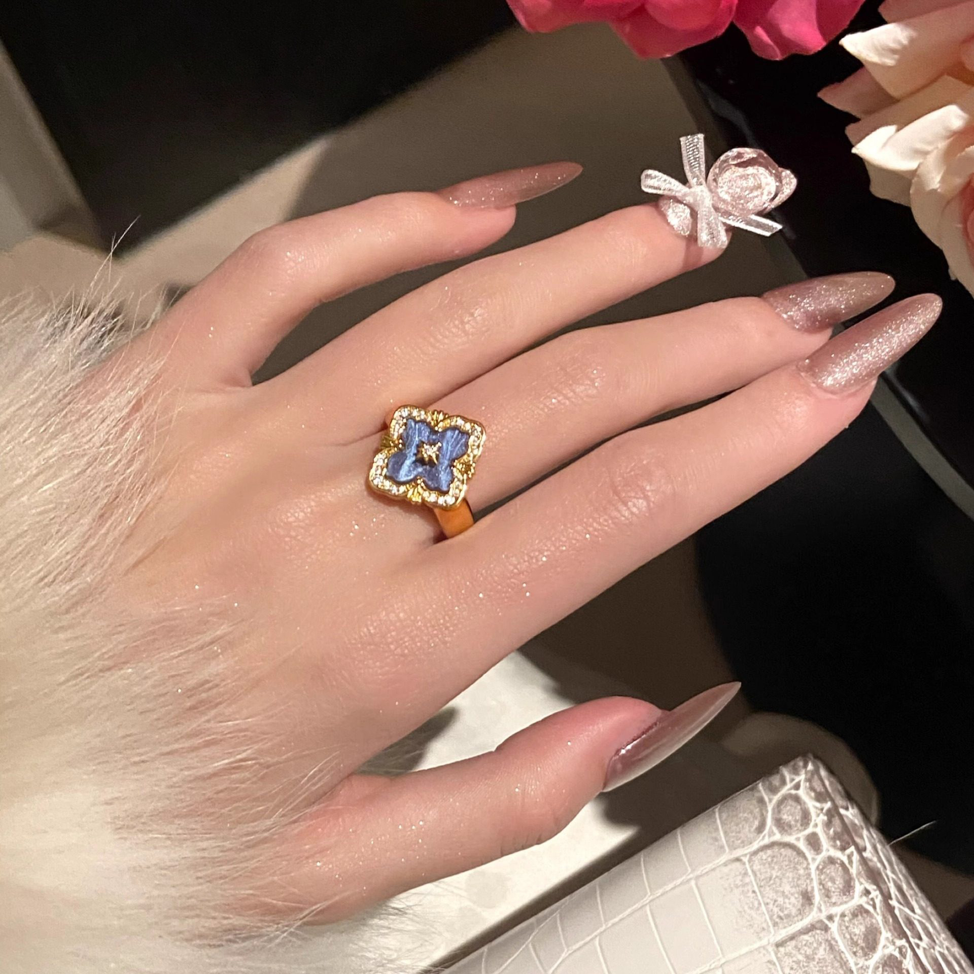 拉絲貝母四葉草雙面鎖骨錬