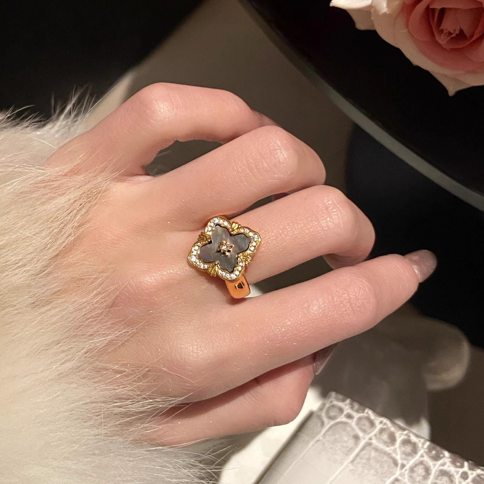 拉絲貝母四葉草雙面鎖骨錬