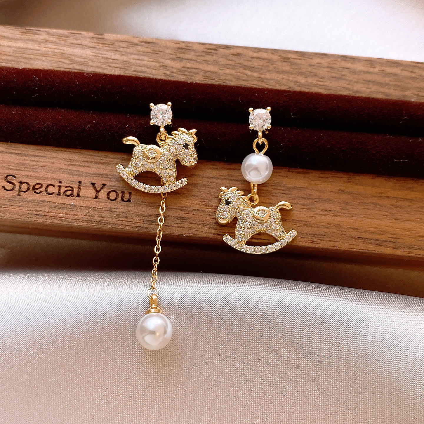 馬年金色滿鑽小馬珍珠耳環