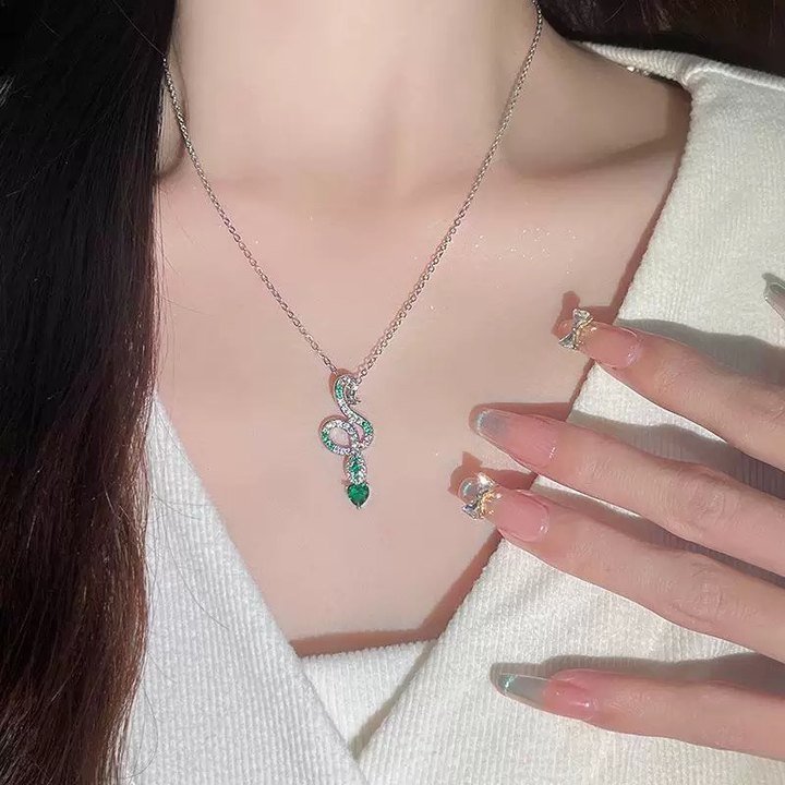 綠寶石可愛蛇形項錬