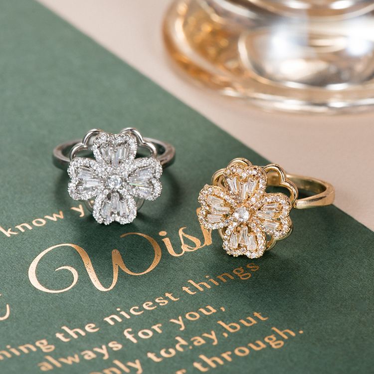 時尚旋轉四葉草戒指 【可調節尺寸】