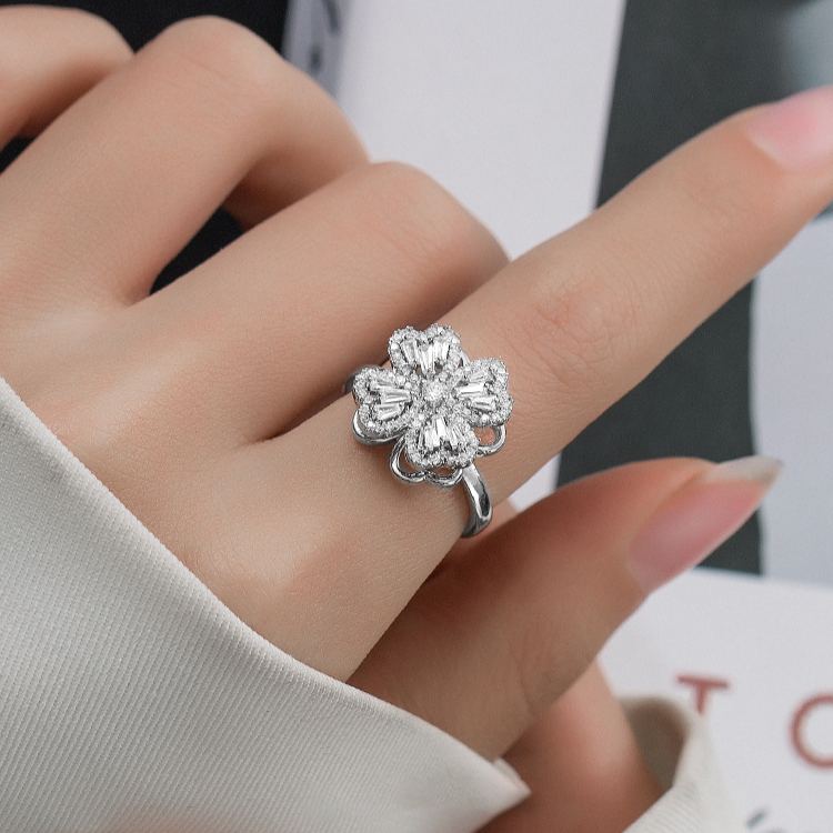 時尚旋轉四葉草戒指 【可調節尺寸】