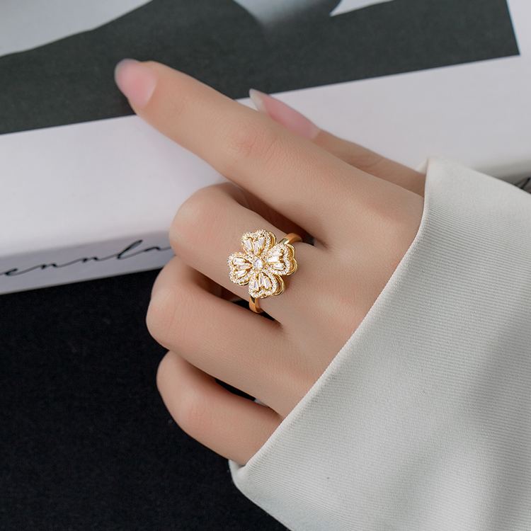 時尚旋轉四葉草戒指 【可調節尺寸】