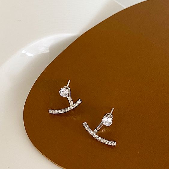 一款兩戴克拉鑽石耳環