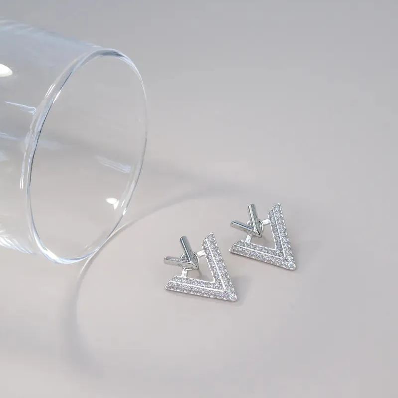 「耀眼勝利」立體滿鑽V字前後鑽耳環（可拆卸）