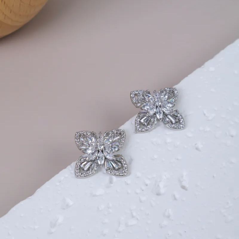 「夢幻水晶」鋯石四葉花純銀針耳環