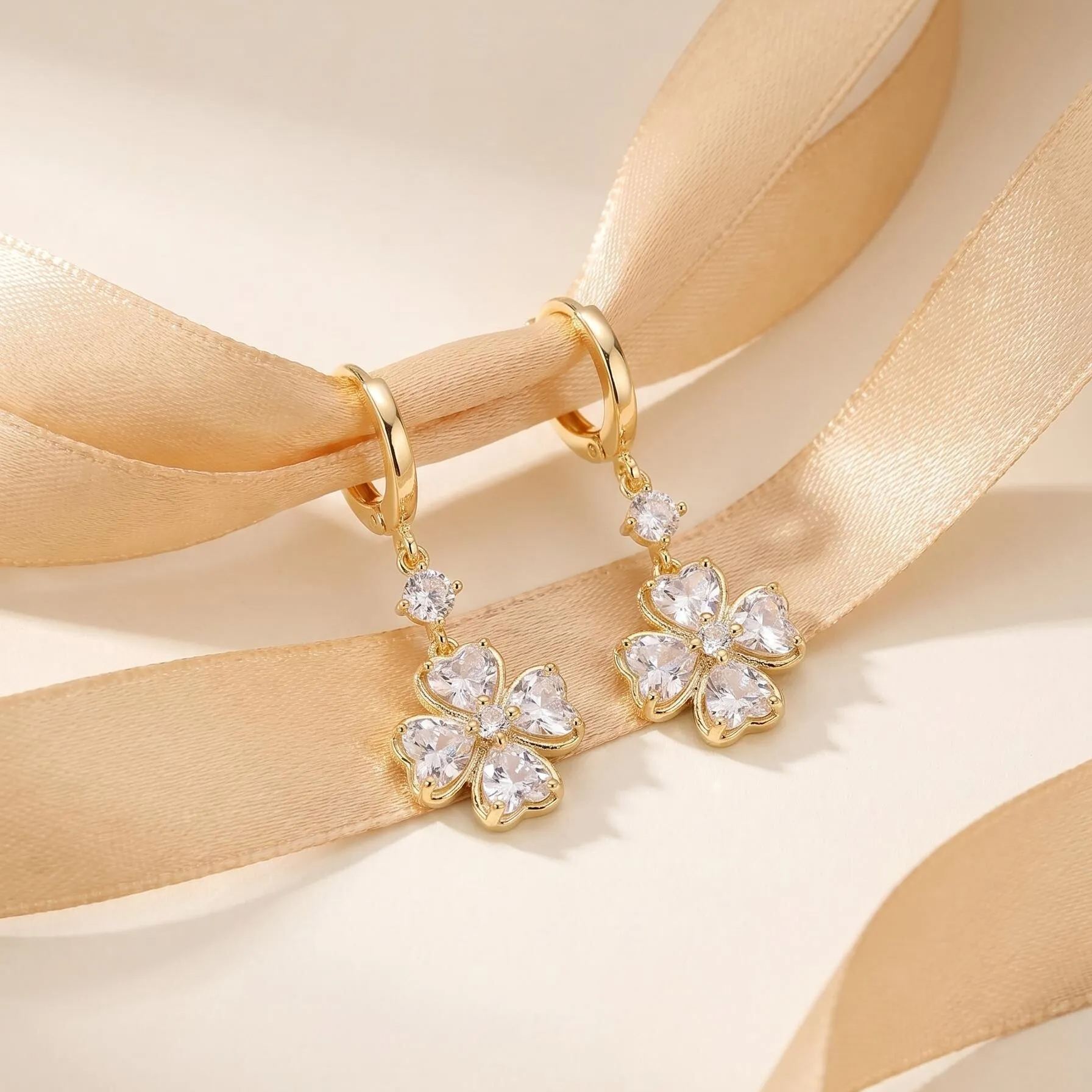 金色鑲鑽鋯石四葉花耳環