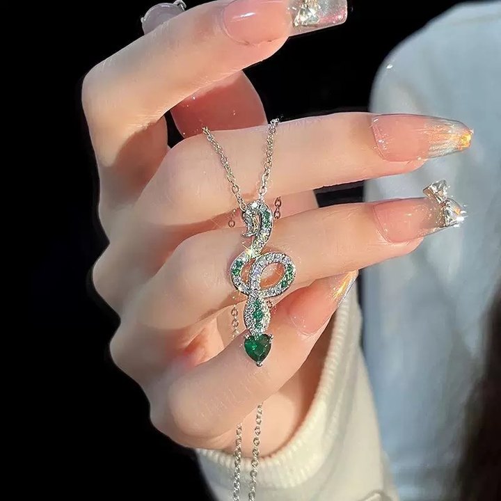 綠寶石可愛蛇形項錬