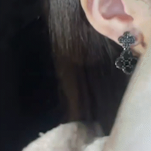 精緻鋯石超閃黑色四葉花耳環