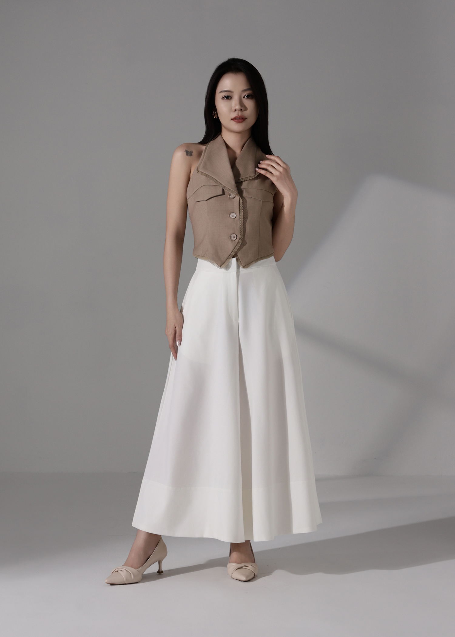 Sleeveless halter style vest AC186
