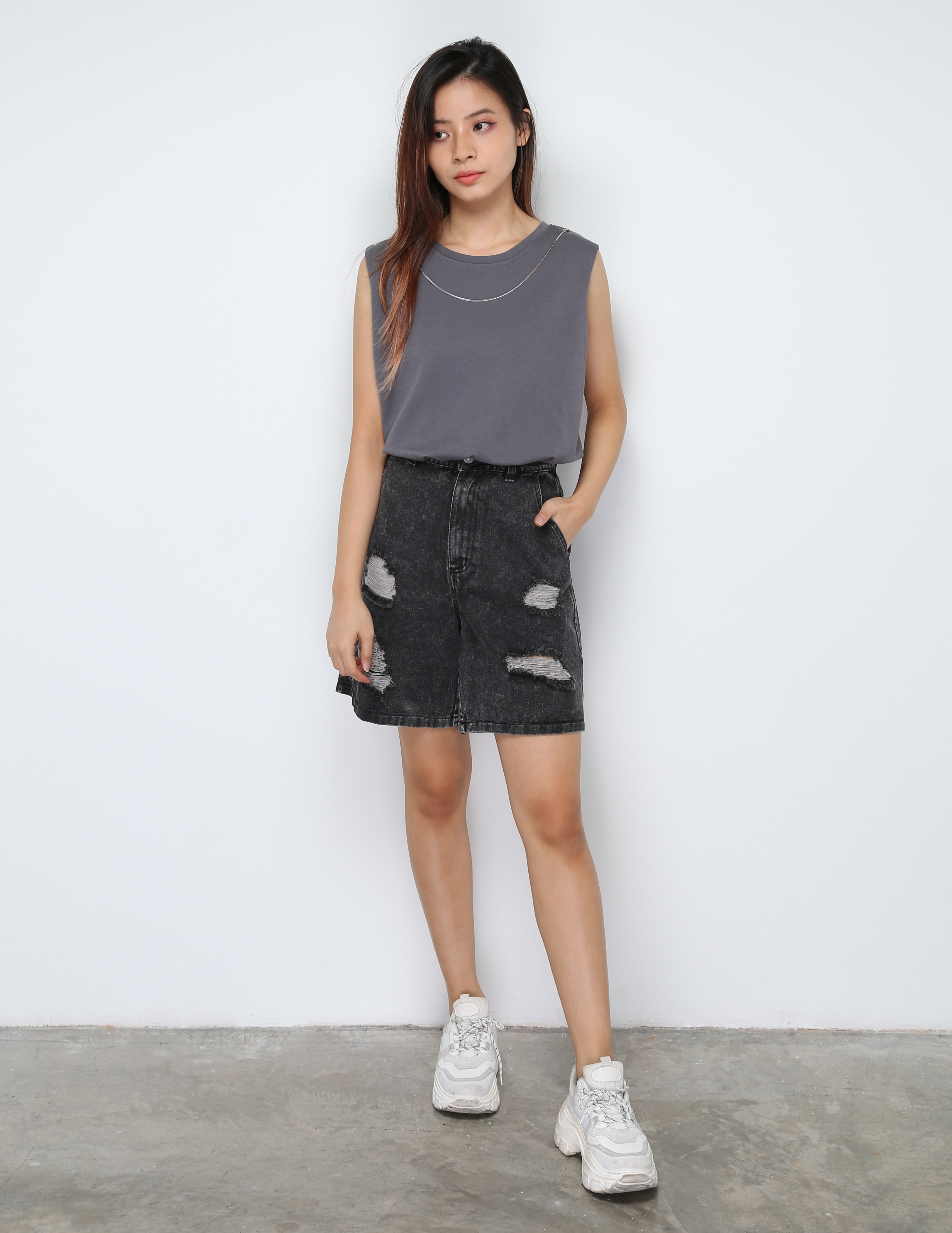 Sleeveless Decorative Chain Top 30662