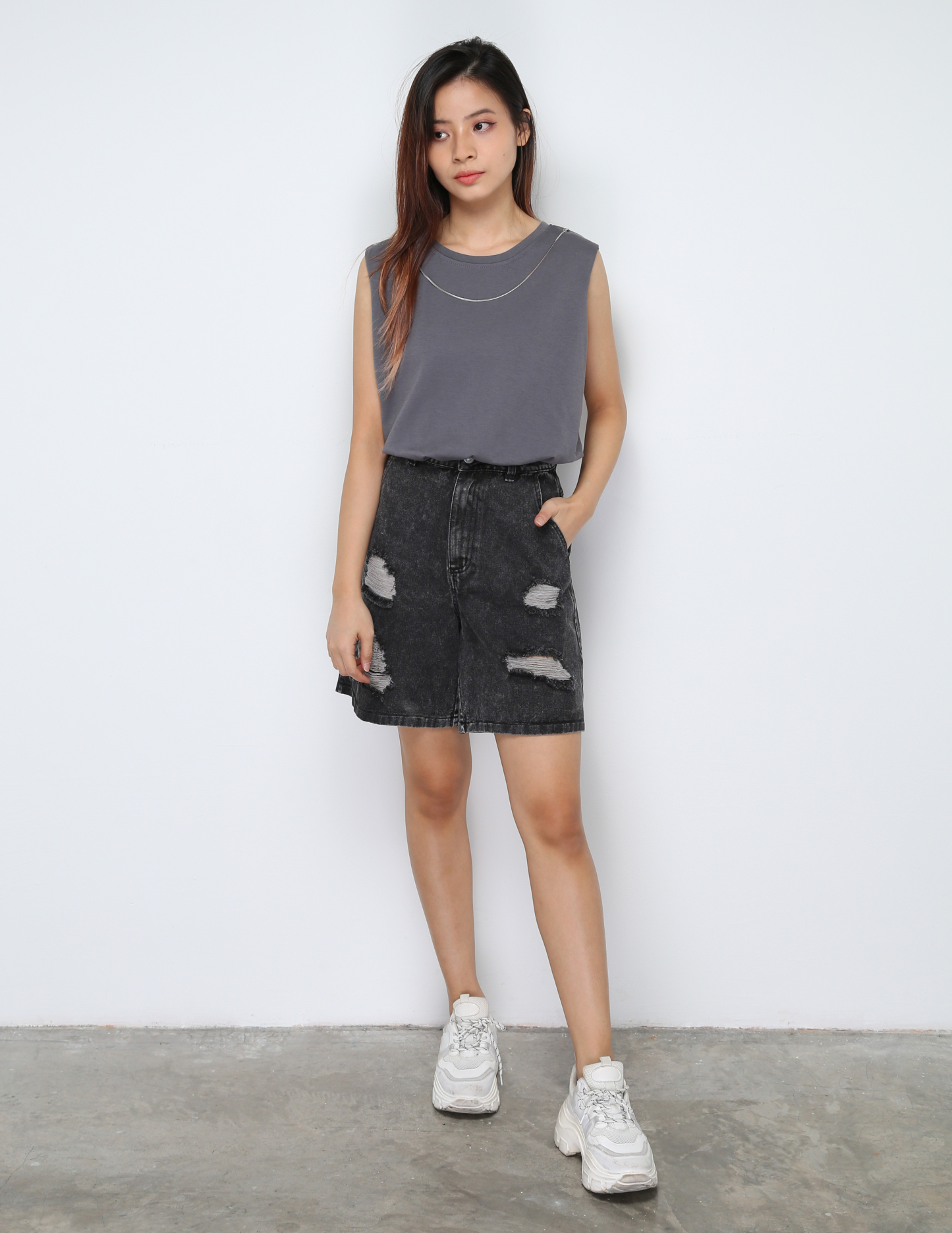 Sleeveless Decorative Chain Top 30662