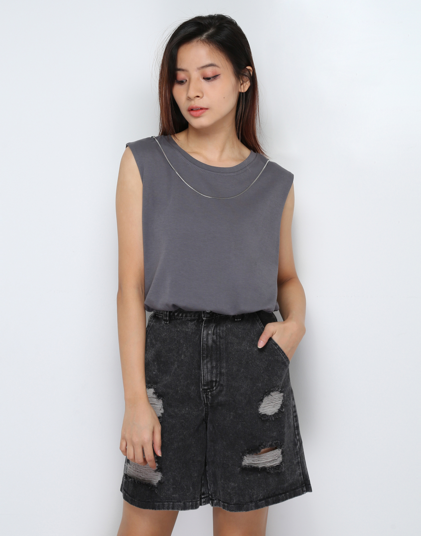 Sleeveless Decorative Chain Top 30662