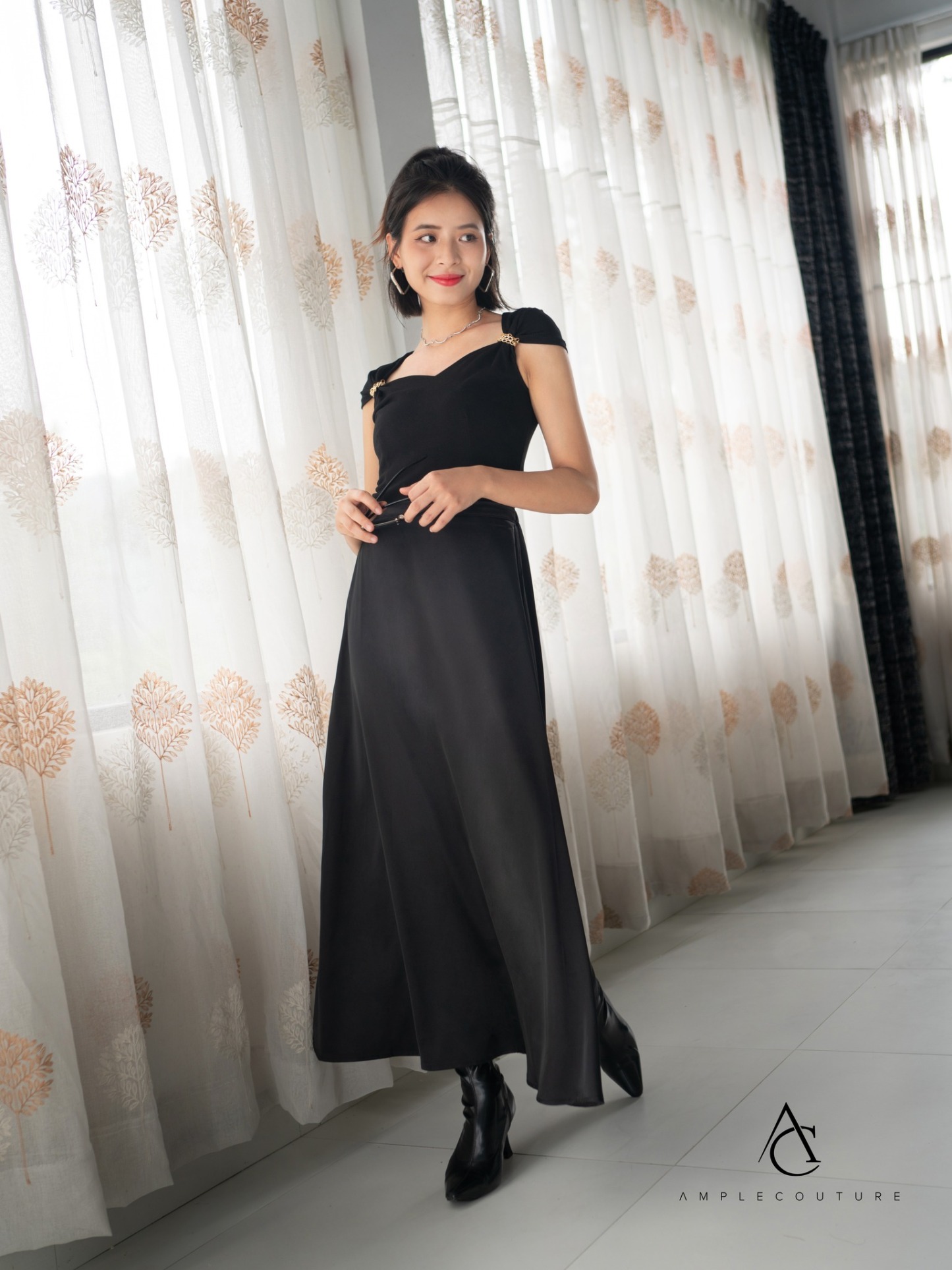 Sleeveless Sweetheart Neck Top 33989