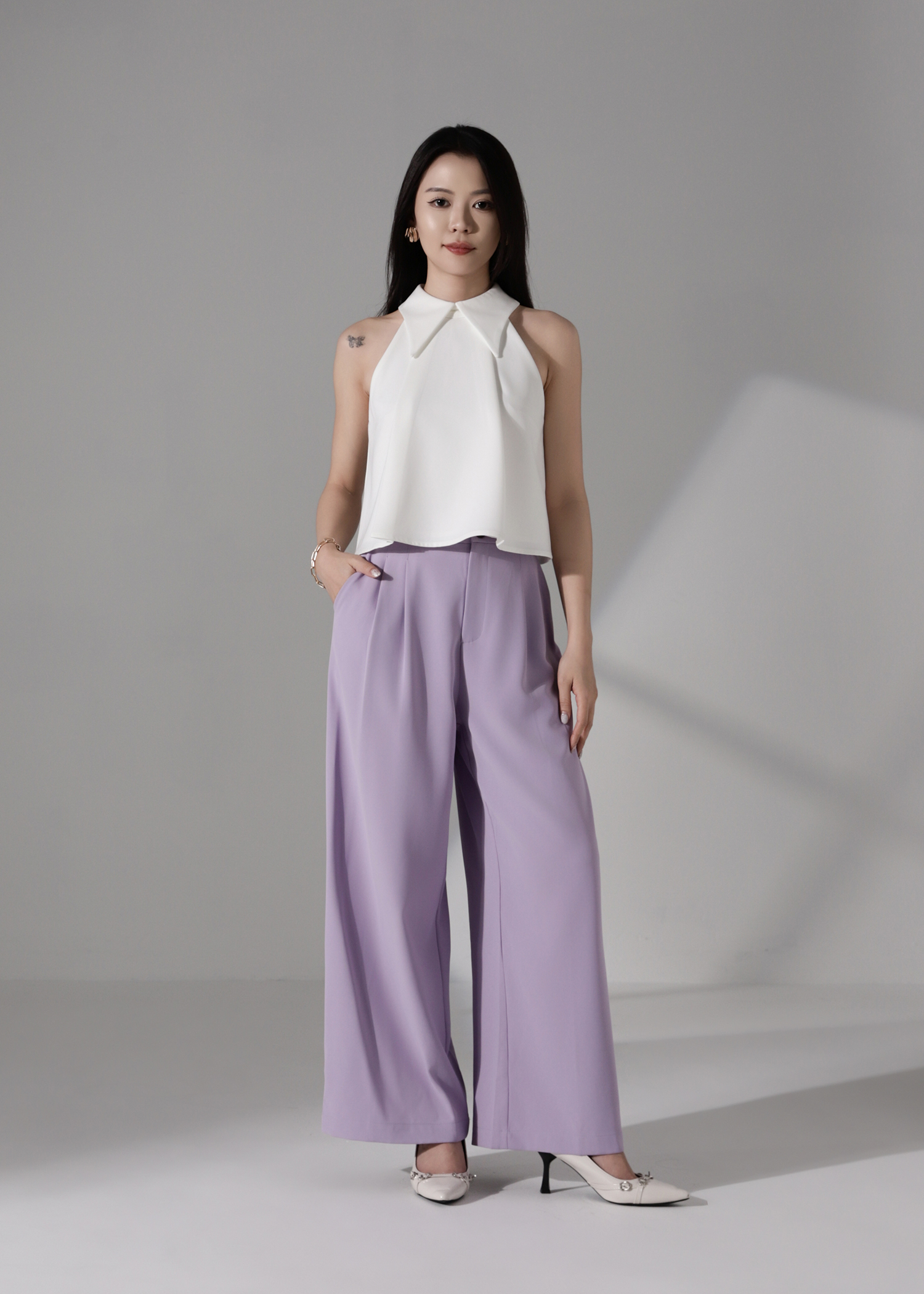 Sleeveless halter neckline with a structured Top AC184